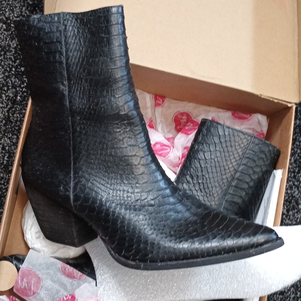 Black. Snakeskin Leather boots